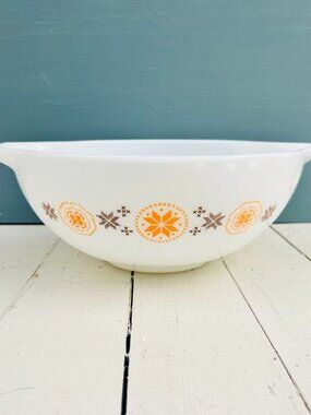 Vintage Pyrex Town and Country Cinderella 4-quart Mixing Bowl, #444 Brown Orange